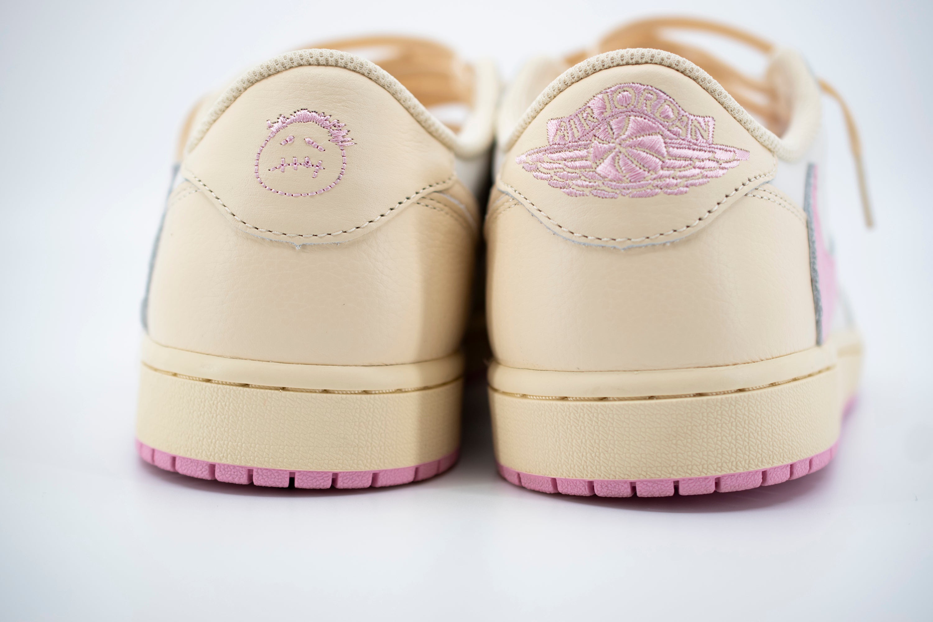USED Travis Scott X Jordan 1 Retro Low OG SP "Shy Pink"